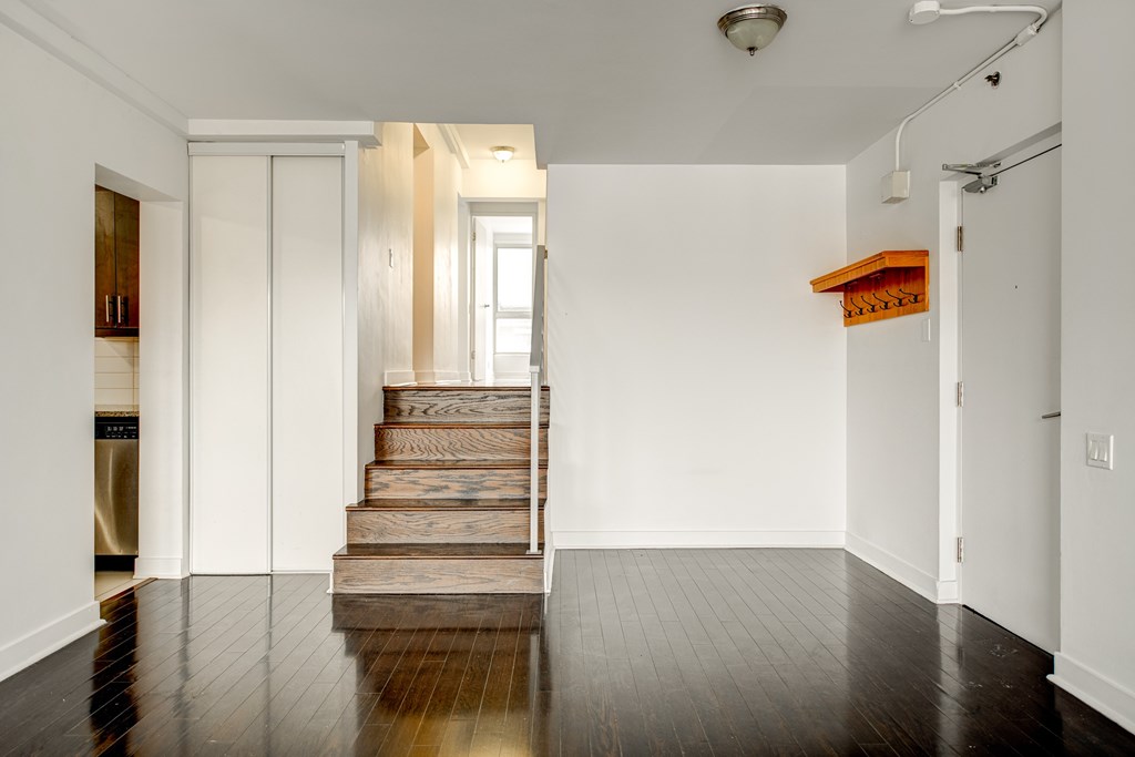 5999-Monkland-214-Living-4