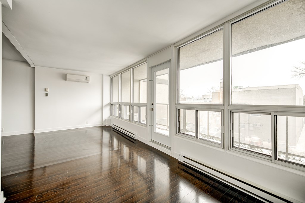 5999-Monkland-214-Dining