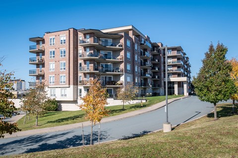 Royal Gardens is conveniently located near Hemlock Ravine Park and Bicentennial Drive.