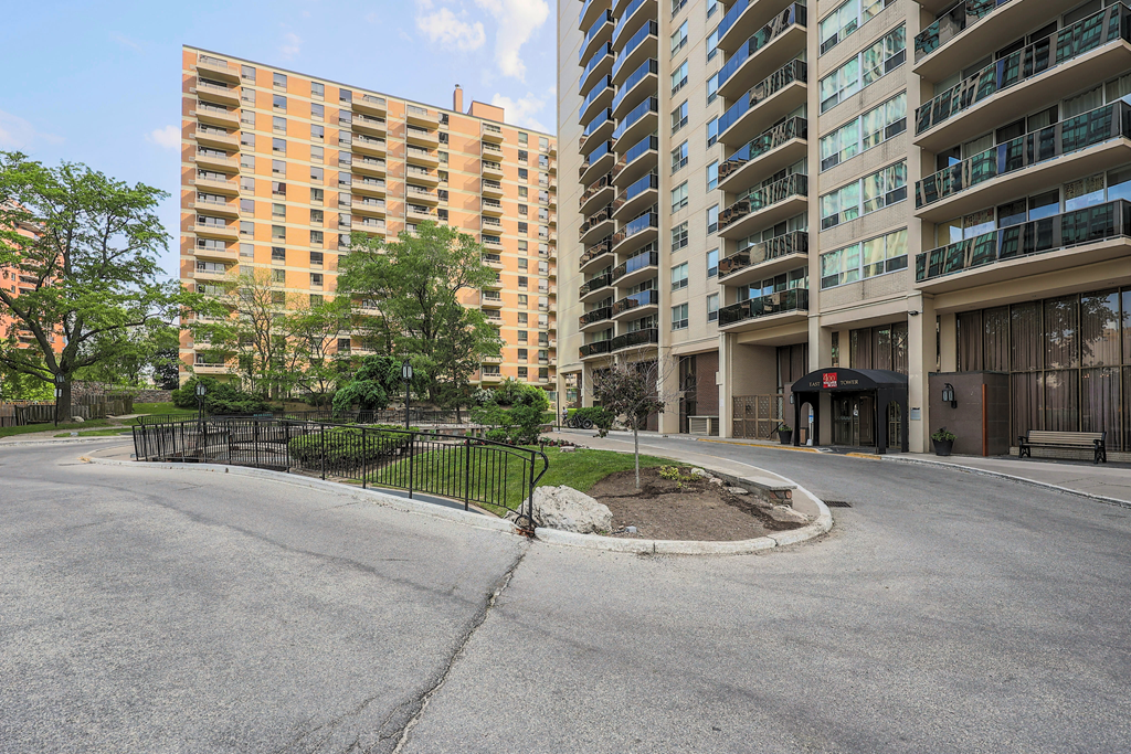 400 Walmer Entrance 1