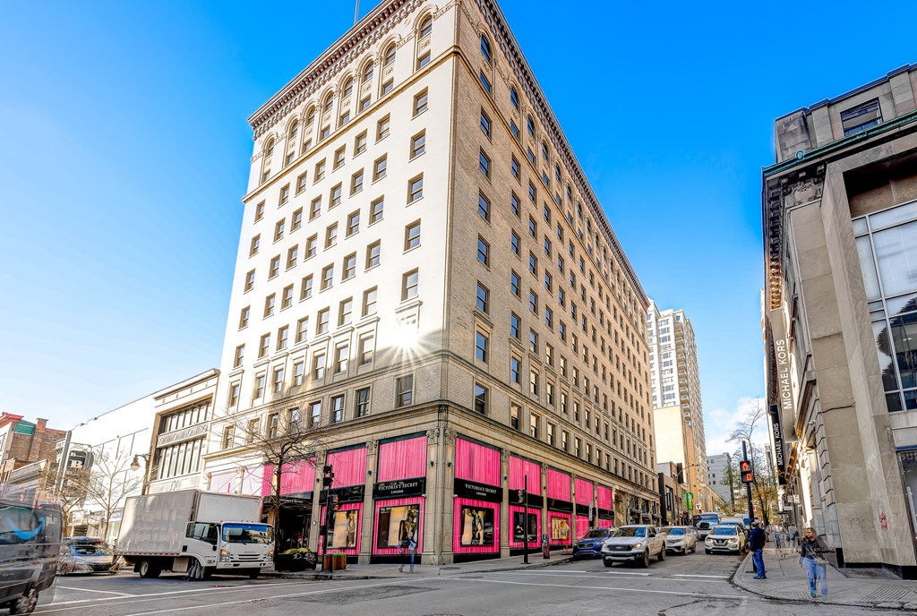 Le Demetrius balances nostalgia and modern living for an unrivaled blend of classic sophistication and contemporary style.