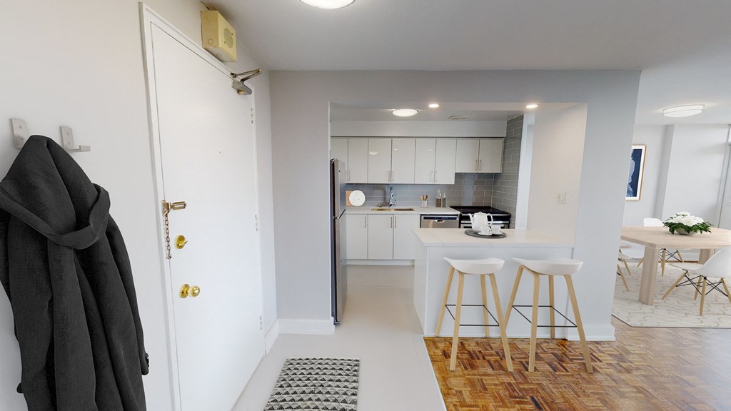 Well lit entry way. Thumbnail click to zoom