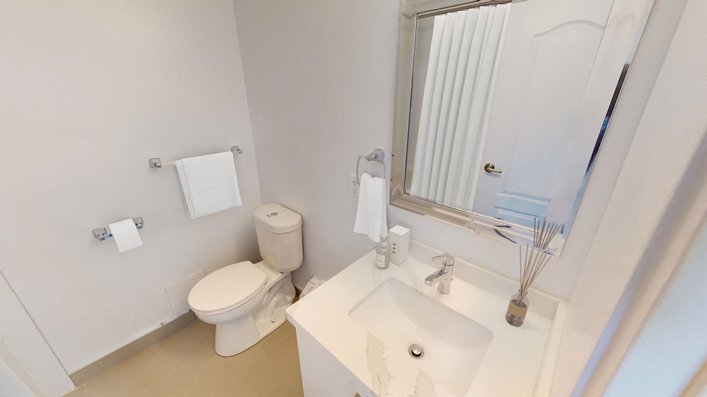 Bright and clean bathroom. Thumbnail click to zoom