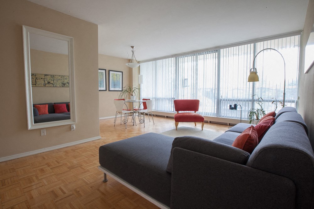 Living Room. Thumbnail click to zoom.