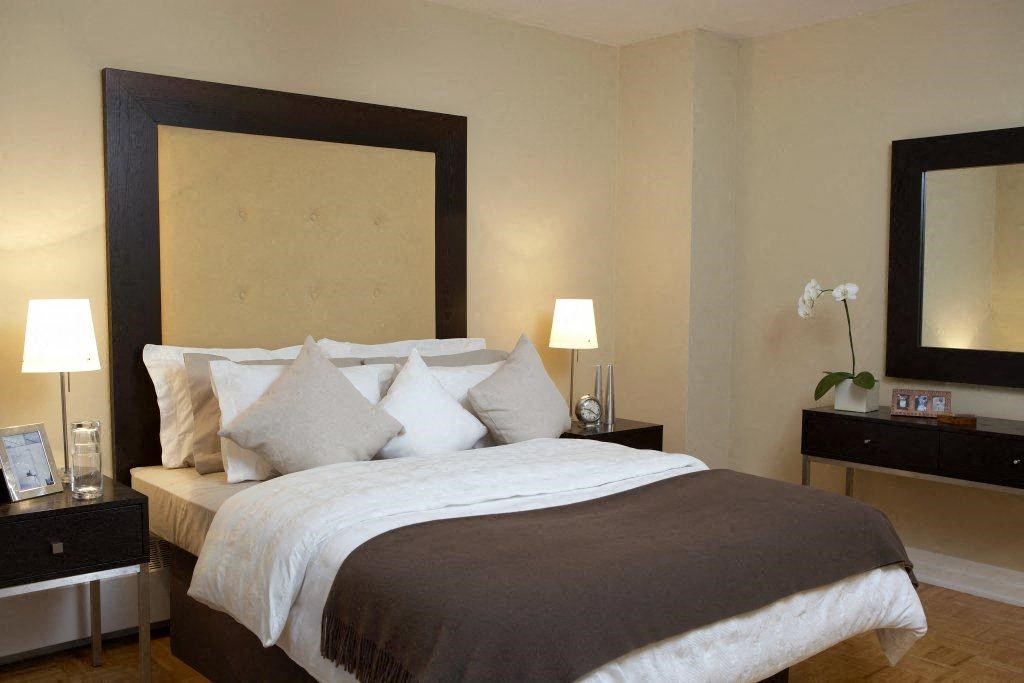 Bedroom - large headboard. Thumbnail click to zoom.