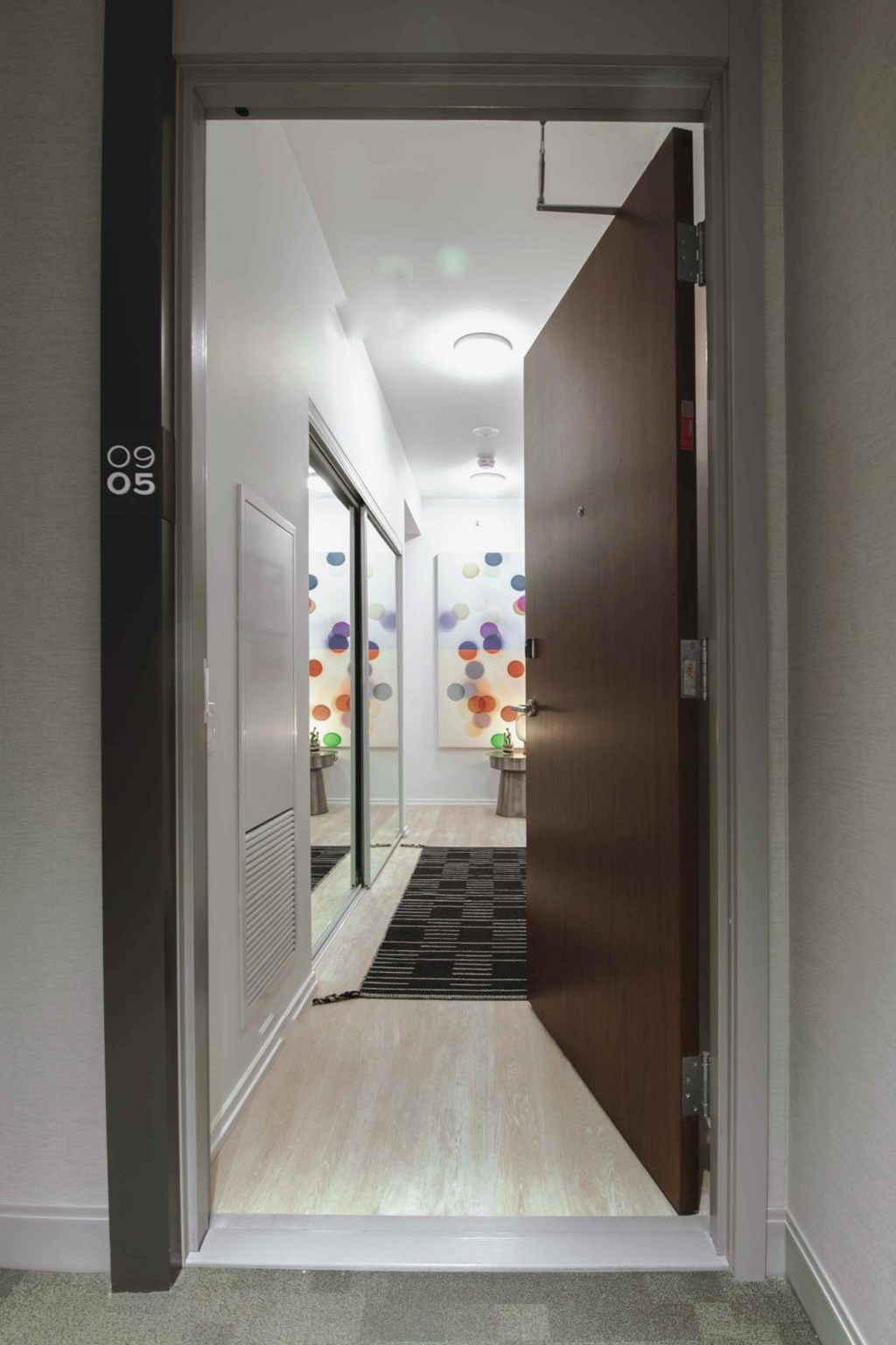 A hallway with a door numbered 0905.