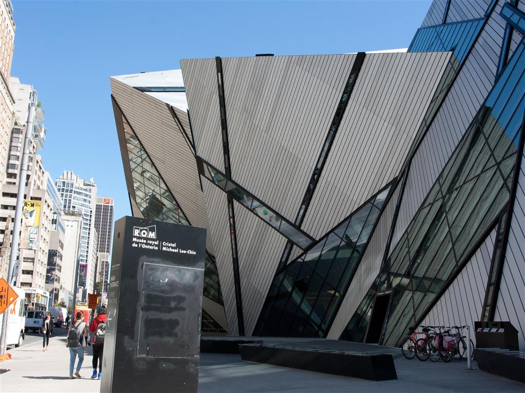 Close to the ROM, restaurants and shops!  Thumbnail click to zoom.