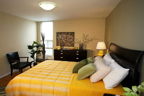 Bedroom. Thumbnail click to zoom.