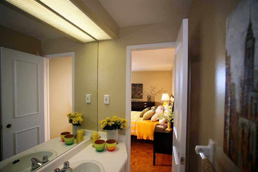 Washroom.  Thumbnail click to zoom.