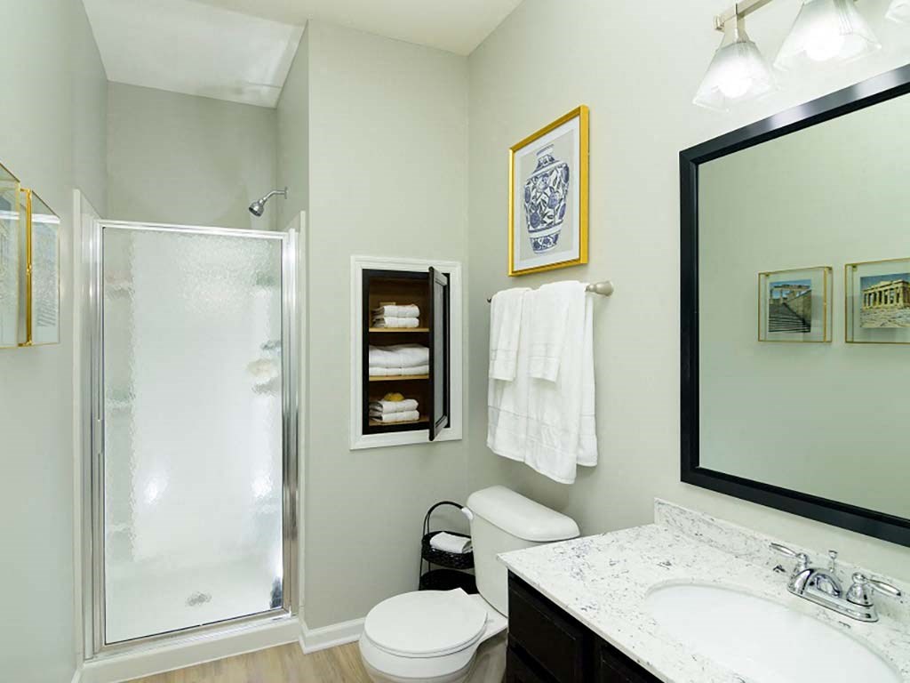 Bathroom 1at Madison Park Apartments, Columbus, 43214