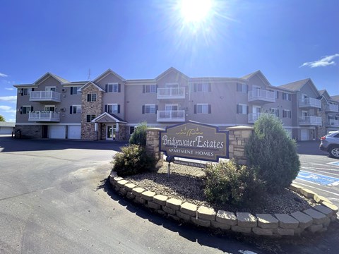 A sunny day at Bridgwater Estates Apartment Homes.