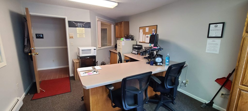 a small office with a desk and a chair