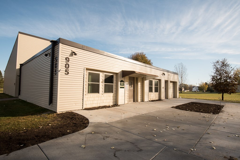 A building with the number 905 on it.