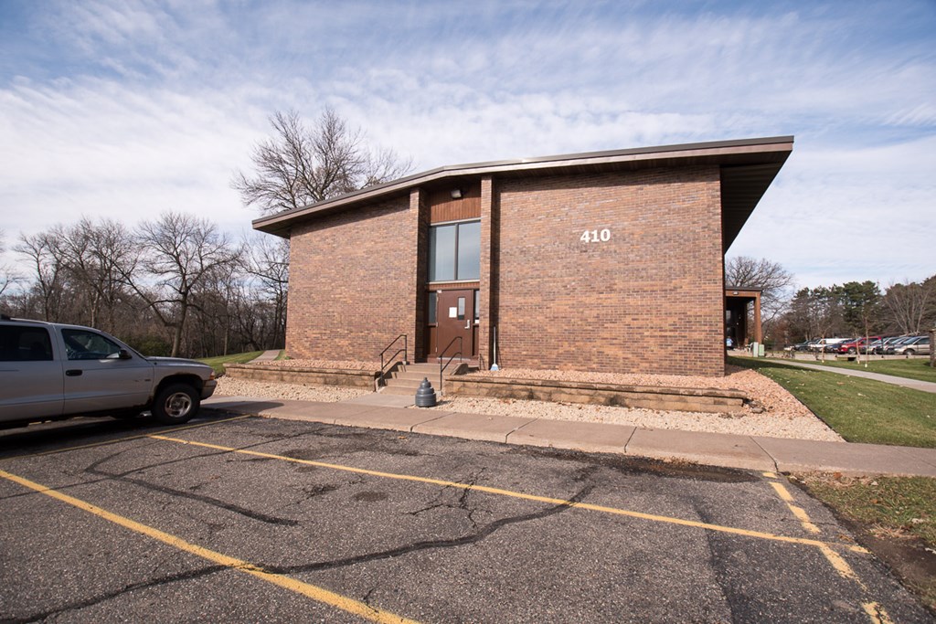 A small brick building with the number 410 on it.