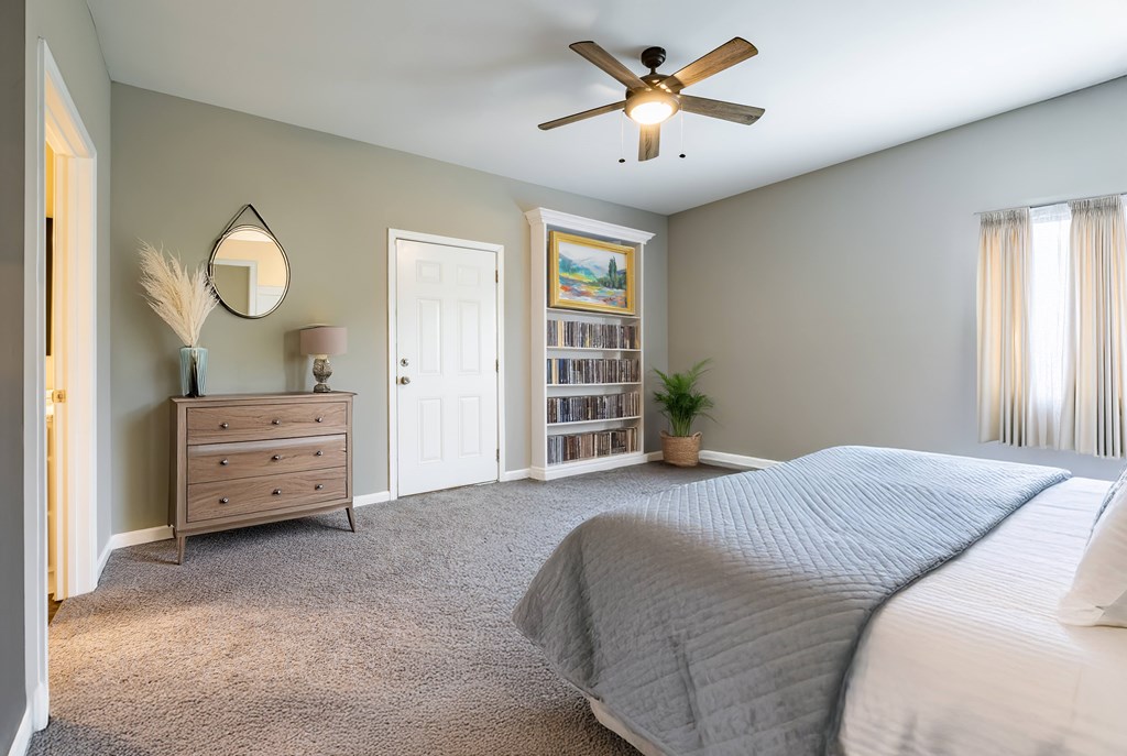 A bedroom with a large bed and a ceiling fan. A bedroom with a large bed and a ceiling fan at Club Villas Apartments, Kathleen