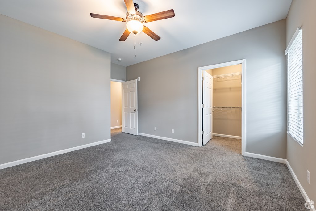 A room with a ceiling fan and carpeted floor at Club Villas Apartments, Georgia, 31047