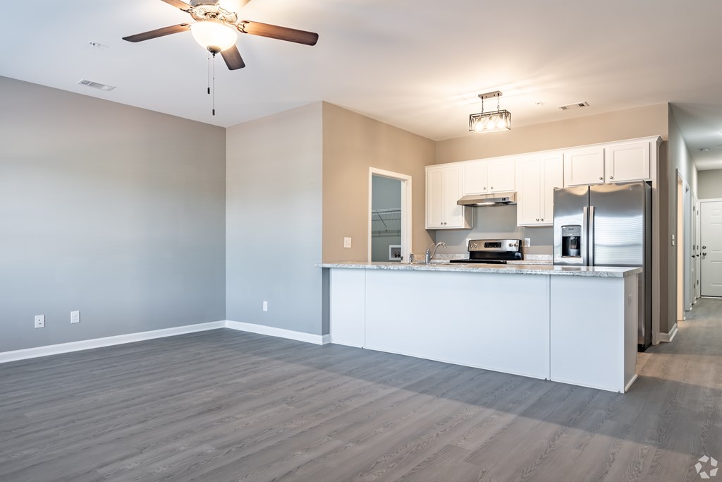 A kitchen with a refrigerator, stove, and oven at Club Villas Apartments, Kathleen, Georgia