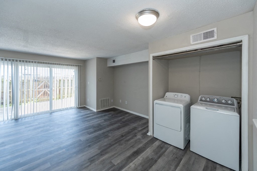 the preserve at ballantyne commons apartment living room with washer and dryer