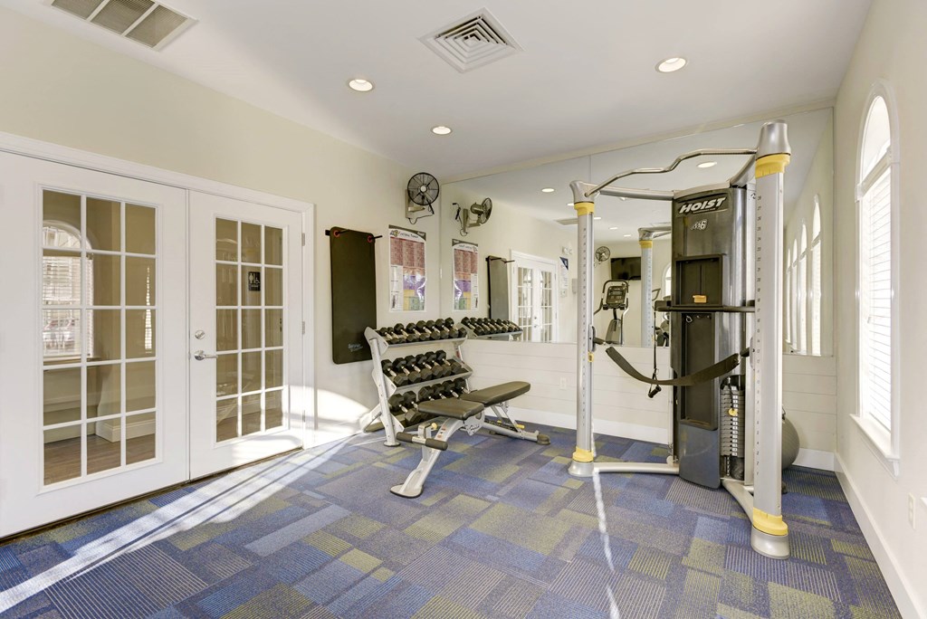 the gym at the preserve at johnsons crossing apartments
