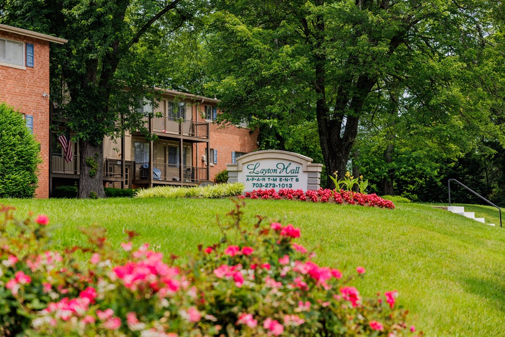 A sign in front of a building that says "Sunrise on 7".