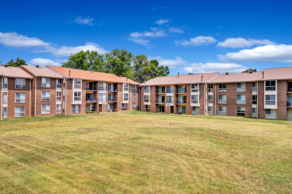this is a photo of the courtyard at harvard square apartments in dallas, tx