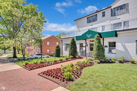 the preserve at city center apartments courtyard and exterior