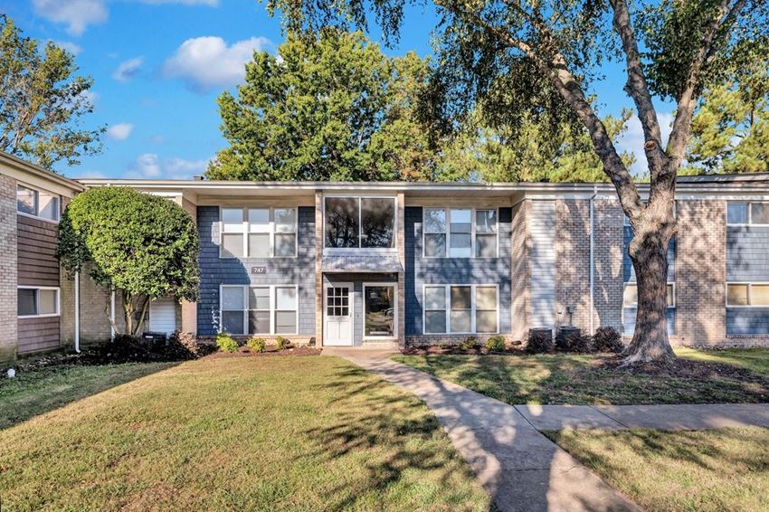 Residences At Crawford Farms Apartments, 700 Cherokee Rd, Portsmouth