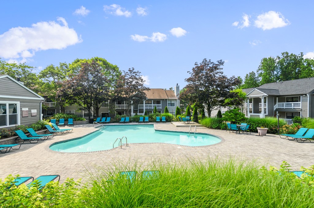 the preserve at ballantyne commons pool with lounge chairs and apartment buildings