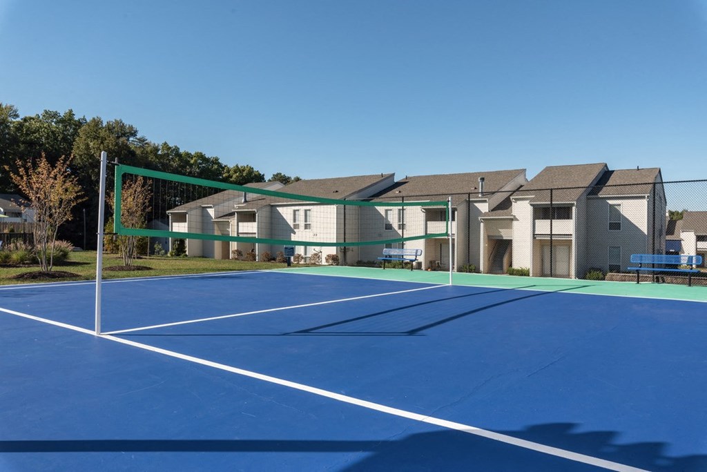 a tennis court at the whispering winds apartments in pearland, tx