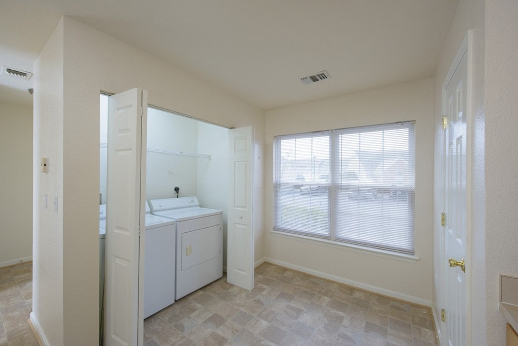 the preserve at ballantyne commons apartment living room and laundry room