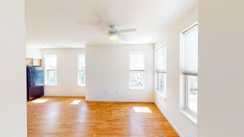 Apartment living room interior unfurnished-Legacy Pointe at Poindexter, Columbus, OH - Photo Gallery 21