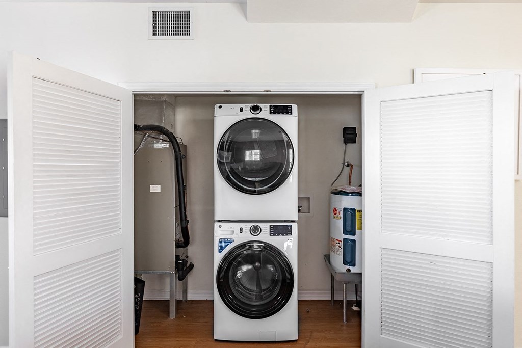 a washing machine and a dryer in a laundry room at Marrero Commons Apartments & Townhomes