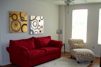 Furnished living room-Quimby Plaza Apartments Memphis, TN - Photo Gallery 7
