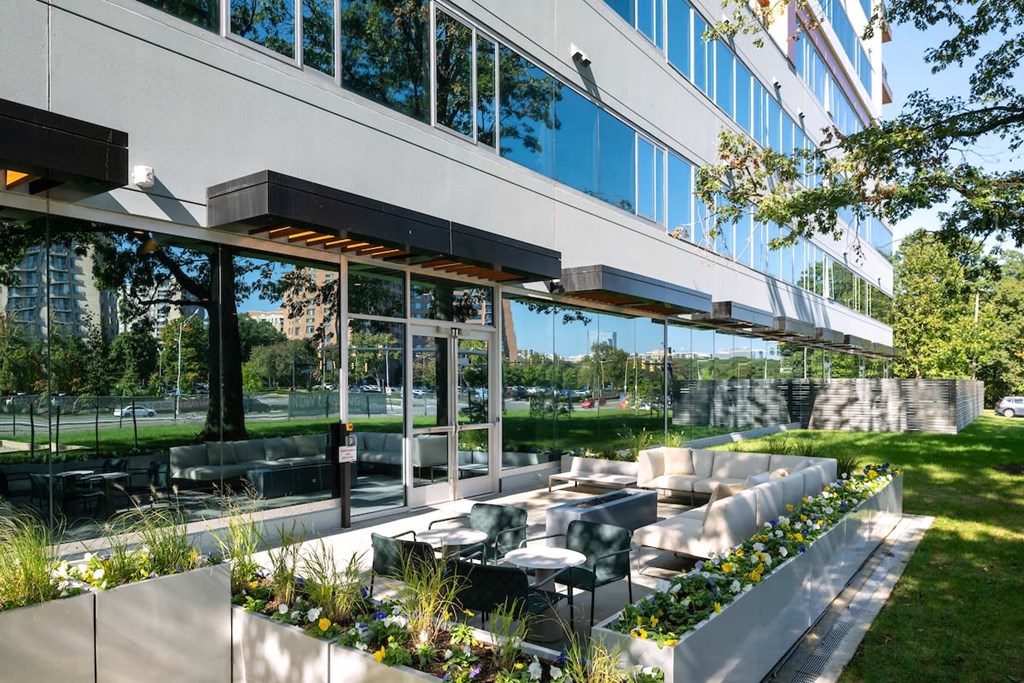 Outdoor Lounge at Sinclaire on Seminary, Virginia