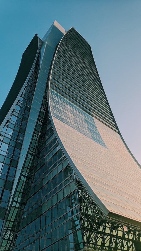 a tall skyscraper with a blue sky in the background
