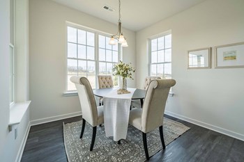 Dining area with large windows and natural sunlight - Photo Gallery 4