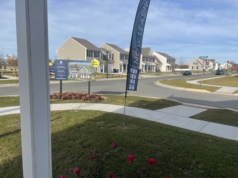 a street sign in front of a row of houses