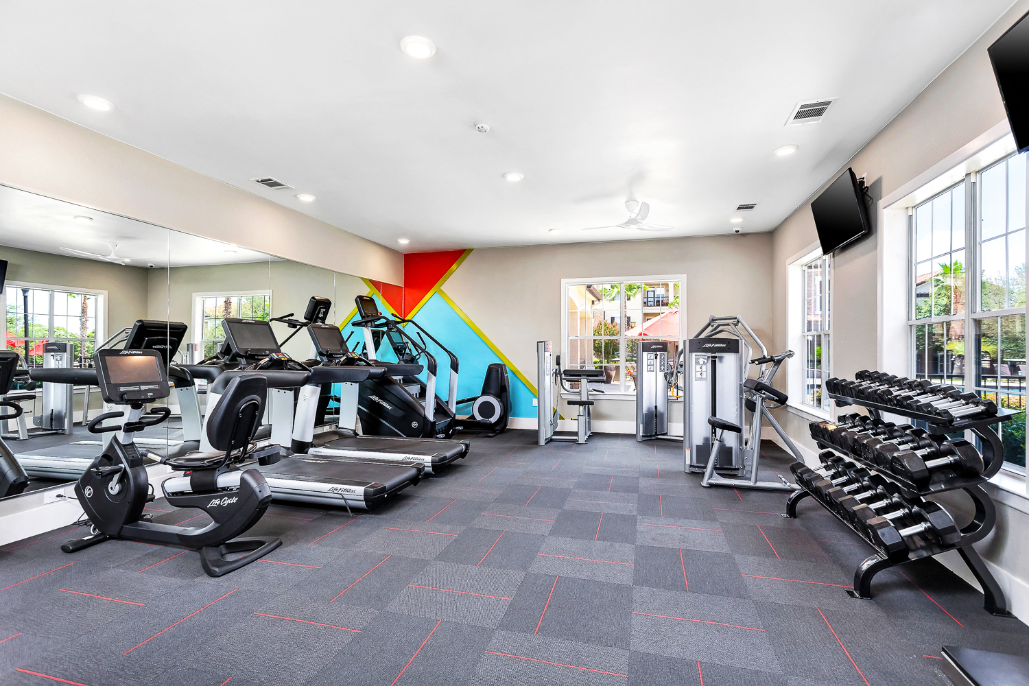 the gym at the landing at pullman apartments in pullman