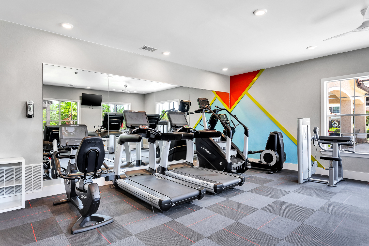 the gym at the landing at pullman apartments in pullman