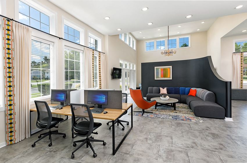 24-Hour Business Center with Computers and Wireless Printing - Photo Gallery
