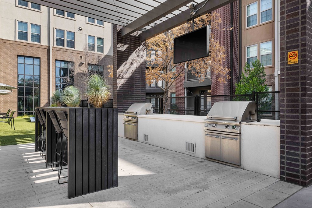 Poolside BBQ and Picnic Areas