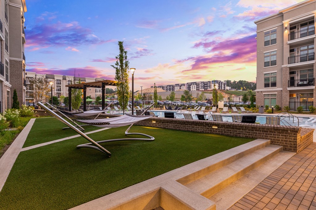 additional photo for property listing at chic digs with room to stretch out in the village 22 car