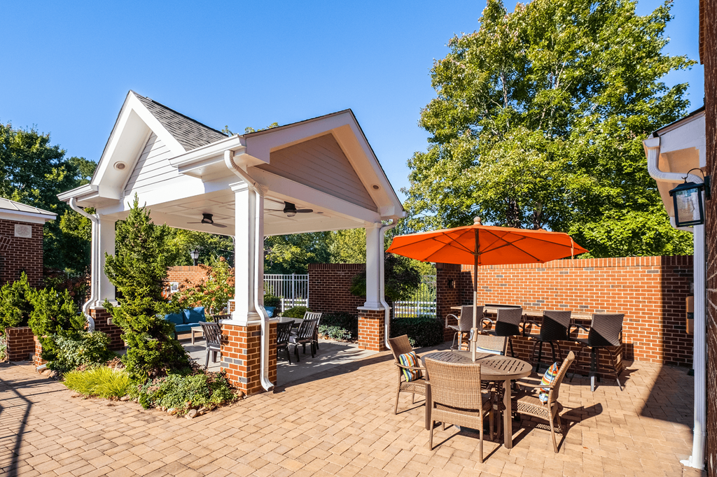 the preserve at ballantyne commons patio and dining area