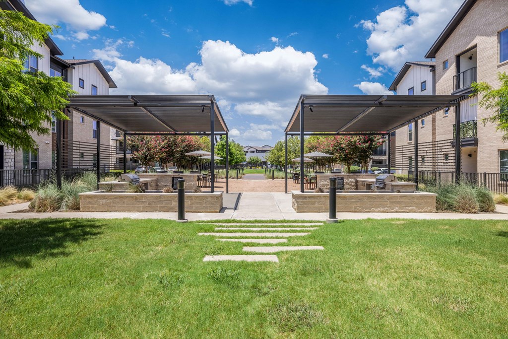 the preserve at ballantyne commons courtyard with picnic tables and shade structures