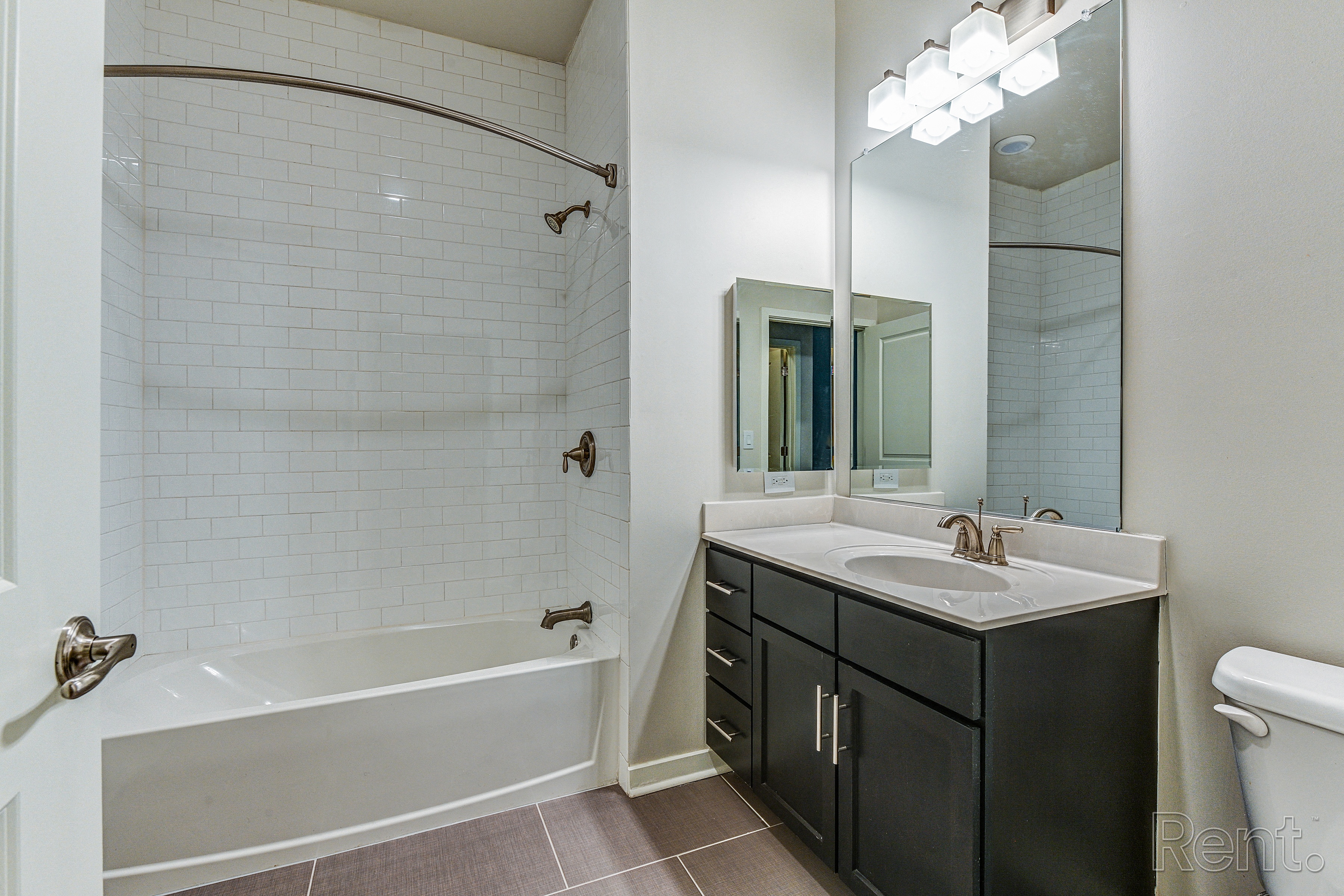 Bathroom with  a tub/shower combo at the View at Old City, Philadelphia