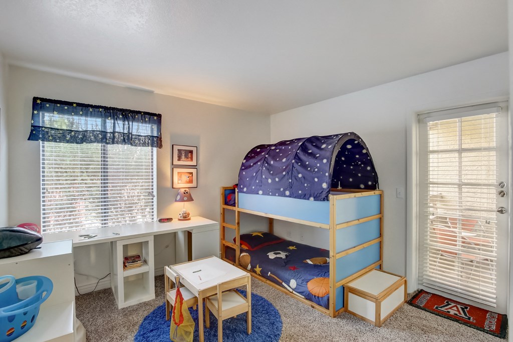 Large Bedroom at Glen at Mesa Apartments, Arizona 85201