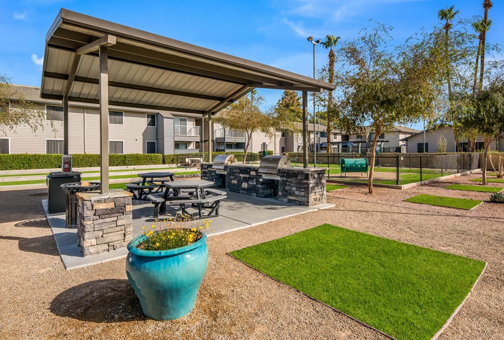 BBQ And Grill Area at 2900 Lux Apartment Homes, Las Vegas