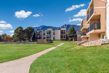 420 E Cheyenne Mountain Blvd. 2 Beds Apartment for Rent - Photo Gallery 1