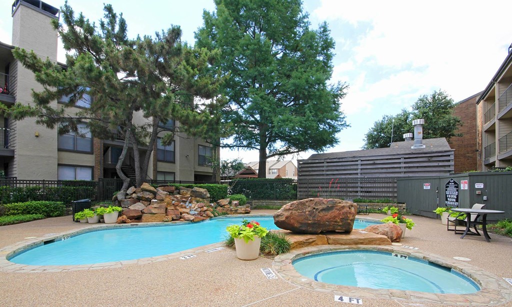 Pool and Jacuzzi at The Glen at Highpoint, Dallas, Texas