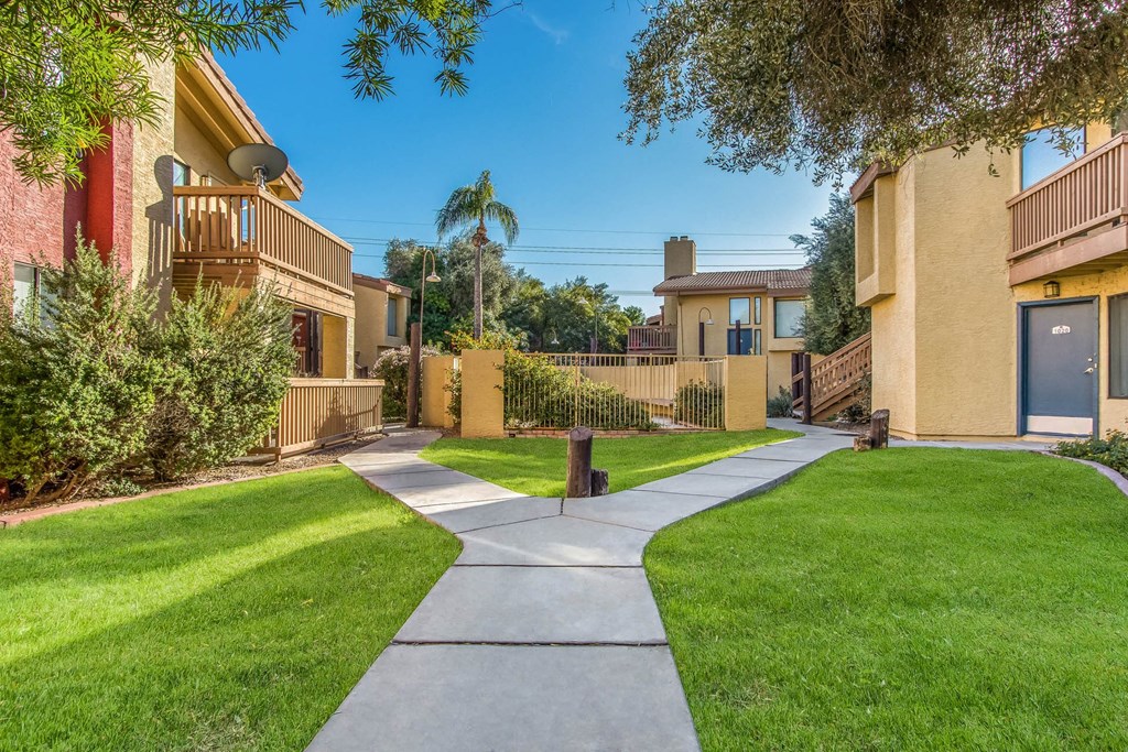 Outdoor Walking Paths at Glen at Mesa Apartments, Mesa, AZ